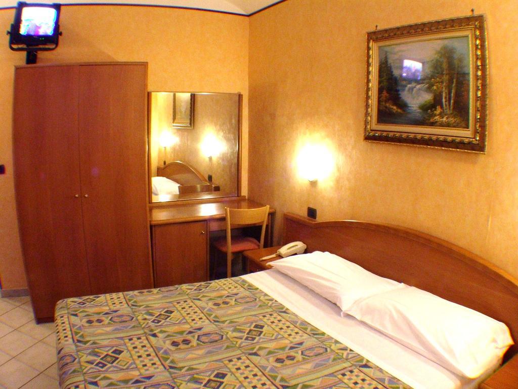 Hotel Isolabella Bussoleno エクステリア 写真