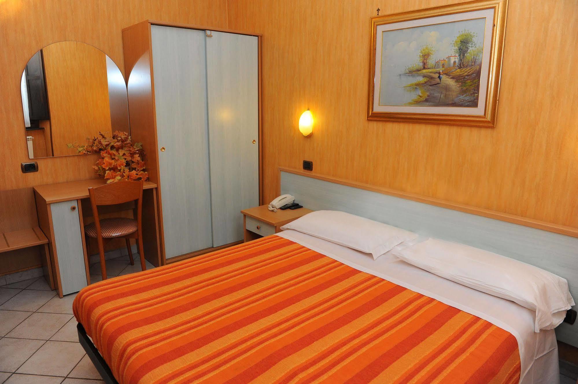 Hotel Isolabella Bussoleno エクステリア 写真