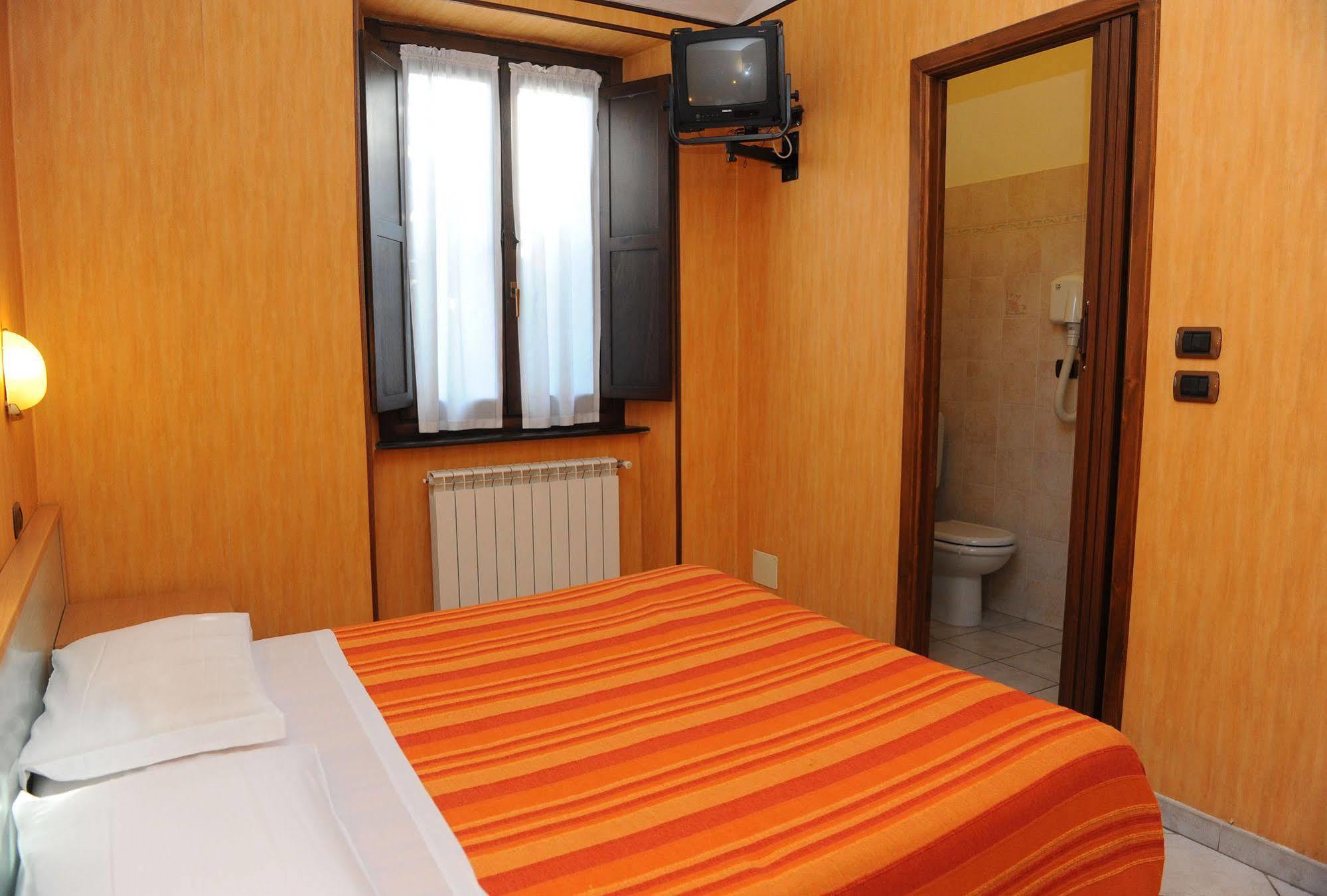 Hotel Isolabella Bussoleno エクステリア 写真